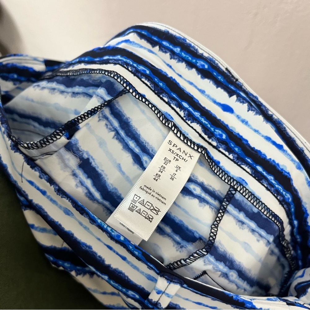 Spanx Shorts Women's‎ X Small Sunshine Shorts Blue Painted Stripe 6" - Picture 6 of 12